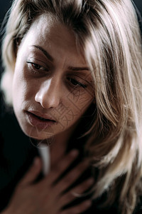 创伤后应激障碍或创伤后应激障碍有心理健康问题的妇女肖像图片