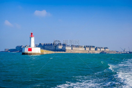 圣马洛城和灯塔从海上看布列塔尼法国法国布列塔尼圣马洛城海景图片