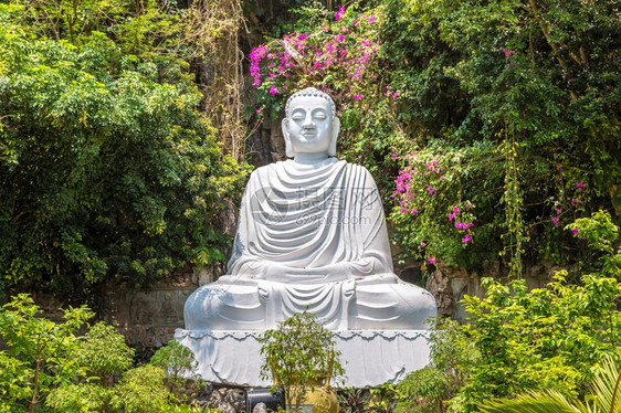 夏日拜南的丹江大理石山上的佛教寺庙图片