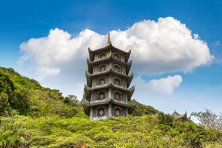 夏日拜南的丹江大理石山上的佛教寺庙图片