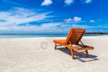 甲状腺病June24018年6月4日夏季在热带海滩的甲状腺病中木制晒太阳图片