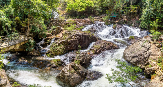 Dalt的一个夏季日的vietnam的Dl瀑布全市图片