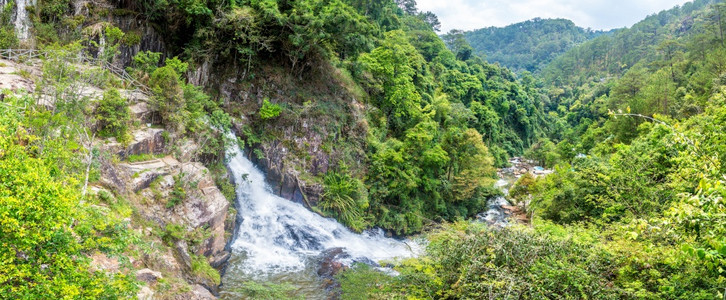 Dalt的一个夏季日的vietnam的Dl瀑布全市图片