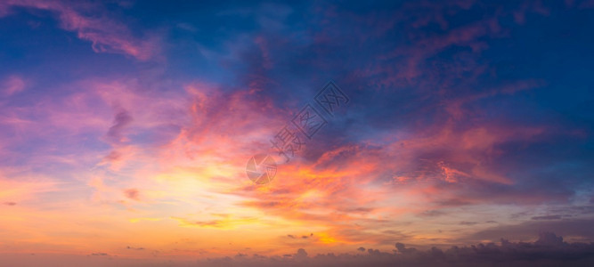 在一个夏天的夜晚在麦地夫岛美的日落全景图片