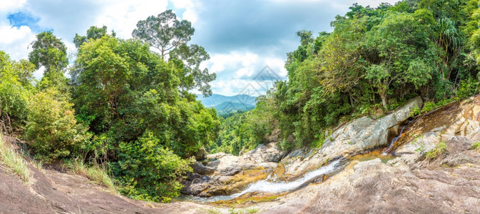 夏日在泰国高山岛南广瀑布图片