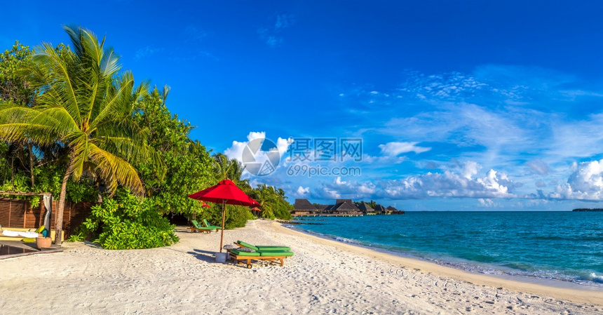 夏季日热带海滩的病床上木阳和雨伞全板木图片