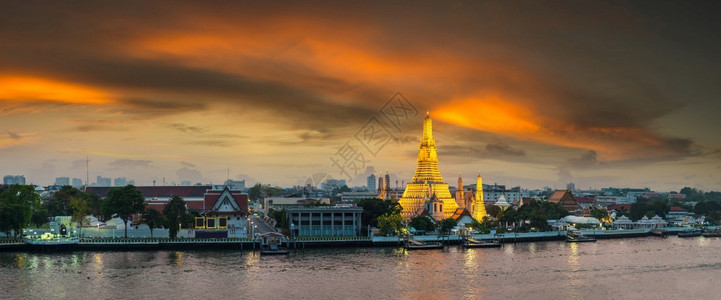 在bangkothailnd的美丽日落时watrun寺庙的广空中观察图片