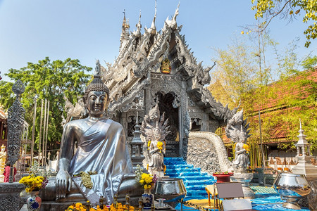 夏日在泰国黑地的青春寺庙图片