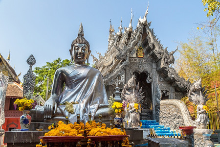 夏日在泰国黑地的青春寺庙图片