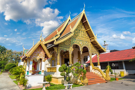 长江人夏日在泰国的黑马长河教宗寺庙图片