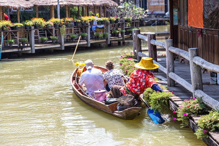 夏季日在泰国的帕塔亚paty的浮动市场图片