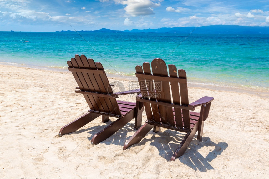 沙滩上空木椅沙滩上图片