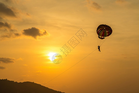 夏季日落时在巴东海滩和阿曼日落时航行夏季在泰国的普吉湖上航行图片