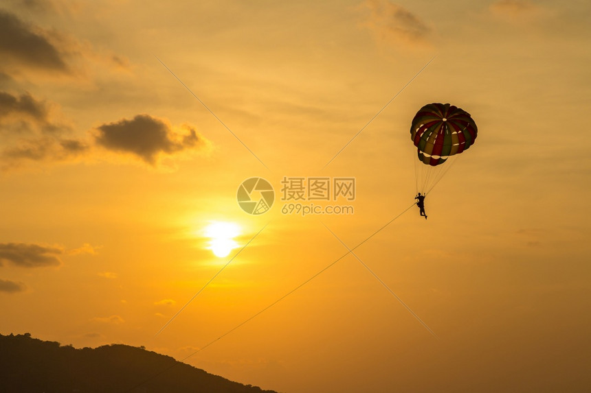 夏季日落时在巴东海滩和阿曼日落时航行夏季在泰国的普吉湖上航行图片