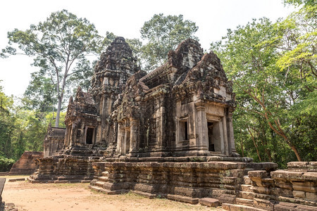 Thoman寺庙的废墟是夏日Cambodi的夏日Sem收成中复杂的Agkorwat的Khmer古老寺庙图片