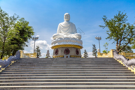 长子塔中的大白发在夏日的河边图片