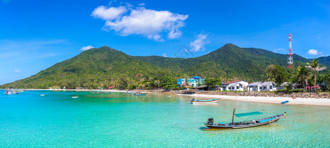 夏日在泰国港Kohpang岛的传统木制渔民船全景图片