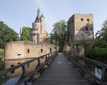 在蓝天下乌特勒支省蓝天下在乌特勒支省古奇镇Wijkbdurste的废墟和城堡中并反映在河水中图片