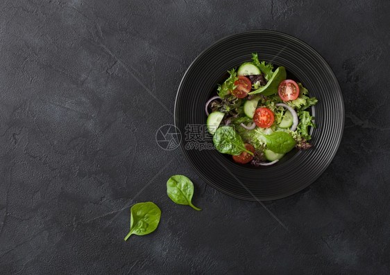新鲜健康素食蔬菜沙拉西红柿黄瓜洋葱和菠菜图片