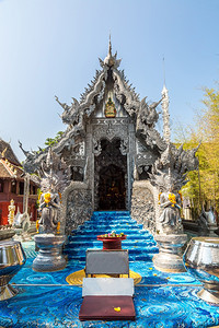 夏日在泰国黑地的青春寺庙图片
