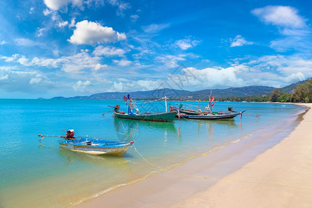 夏日在泰国河畔高萨木岛的KohSamui岛的渔船图片