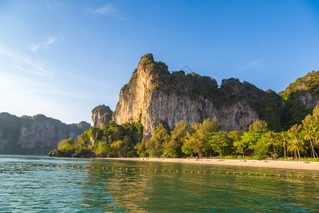 夏日的海滨克拉比泰兰图片