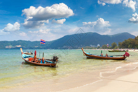 夏季日在巴东海滩和阿曼的巴东滩和阿曼在泰国的普吉上传统长尾船图片