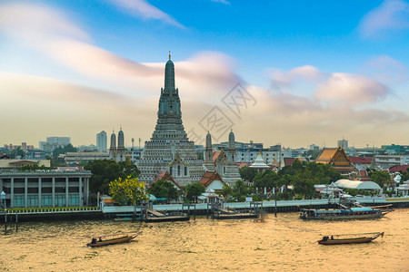 在bangkothailnd的美丽日落时watrun寺庙的广空中观察图片