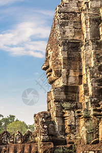 刺林庙的石脸是在夏日的坎巴迪亚图片