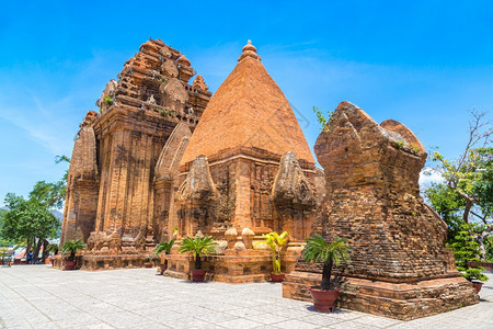 ponagrthpbongr夏日拜南省nhatrg的查姆寺庙图片