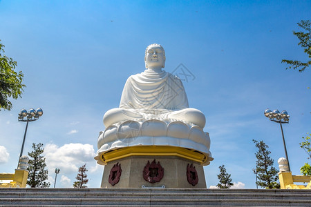 长子塔中的大白发在夏日的河边图片