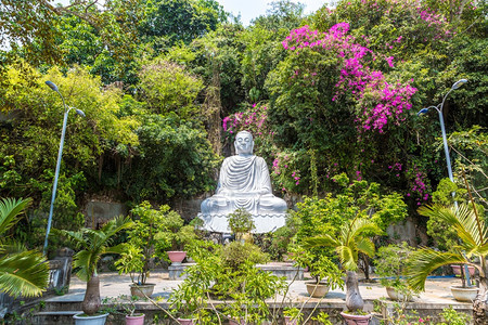 夏日拜南的丹江大理石山上的佛教寺庙图片