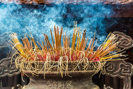 在夏日拜南的阿努瓦塔中烧香棒图片