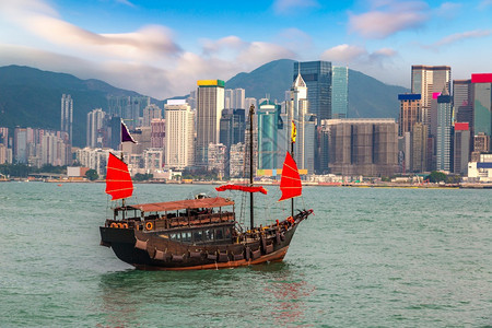 夏季日在香港Victora港的传统木制帆船图片