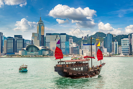 景观夏季日在香港Victora港的传统木制帆船背景