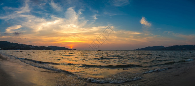 日落时在泰国的普吉特海滨和安达曼的巴东滩和阿曼的全景图片