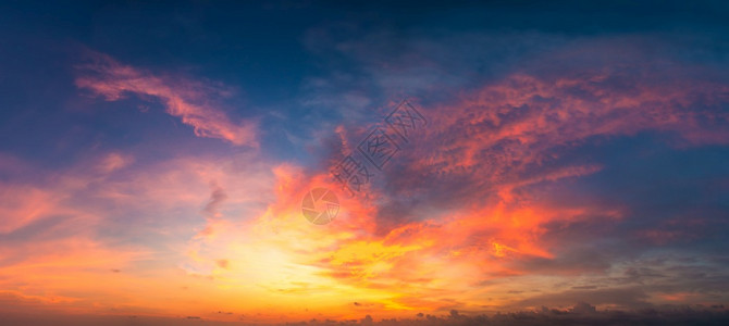 在一个夏天的夜晚在麦地夫岛美的日落全景图片