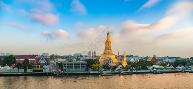 在bangkothailnd的美丽日落时watrun寺庙的广空中观察图片