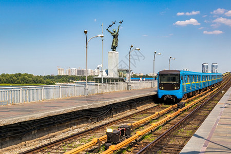 基辅地铁桥上的列车图片