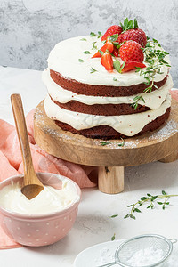 红天鹅绒蛋糕在木板上草莓蛋糕魔鬼婚礼甜点生日派对美味甜点传统的美国甜点图片