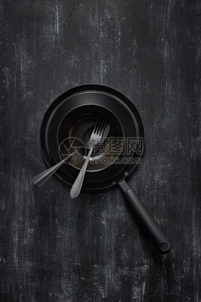 由空黑厨房设备组成用于烹饪和准备新鲜健康天然食物以相同的颜色石本背景顶部视图厨房用具收集的颜色在来背景上是黑的name图片