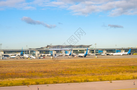 许多飞机停放在国际机场图片