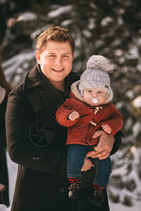 父亲和小儿子在冬季森林的肖像家庭有一个很好的时间在一起图片