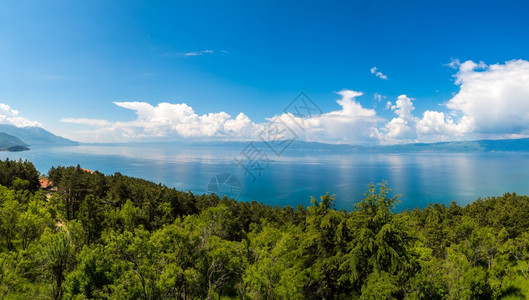 在美丽的夏季日间欧赫里德城和奥湖的全景图片