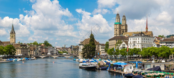 苏黎世历史的全景与著名佛朗马斯特教堂和粗鲁的在美丽夏日瑞士图片
