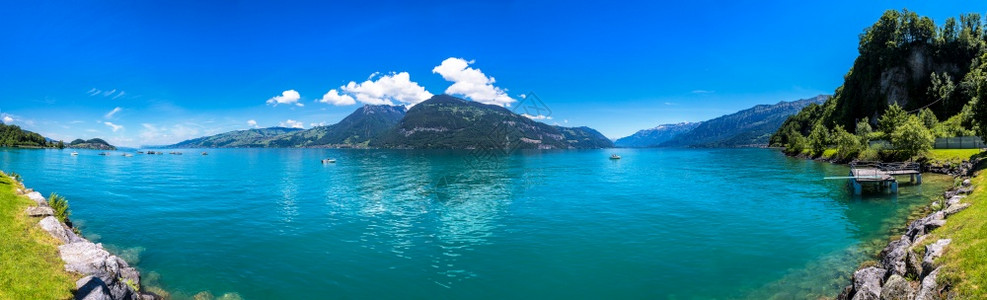 在一个美丽的夏日里苏纳西湖的全景图片