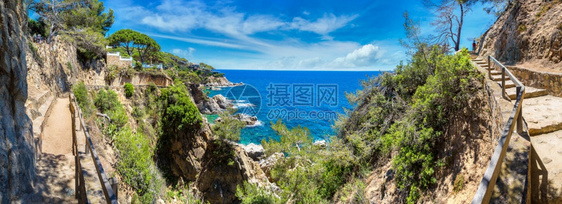 在美丽的夏日里在Lolretdmar海岸的岩石全景图片