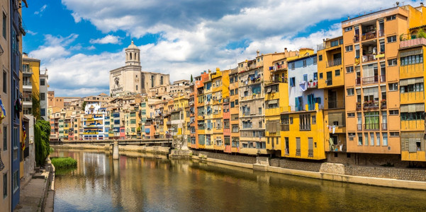 充满多彩的房屋埃菲尔桥和圣玛丽大教堂其背景在吉罗纳一个美丽的夏日加泰罗尼亚西班牙图片