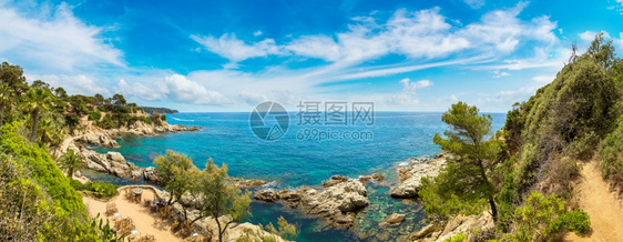 在美丽的夏日里在Lolretdmar海岸的岩石全景图片