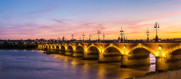 巴黎古老的石桥在一个美丽的夏日夜晚法兰西图片